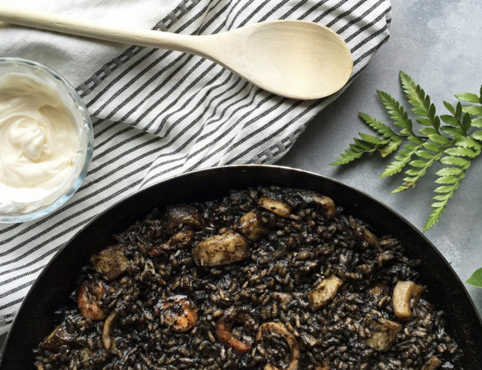 Recorda que si no disposes del temps necessari per a preparar aquesta exquisida recepta, a la Sirena trobaràs un arròs negre ja preparat .