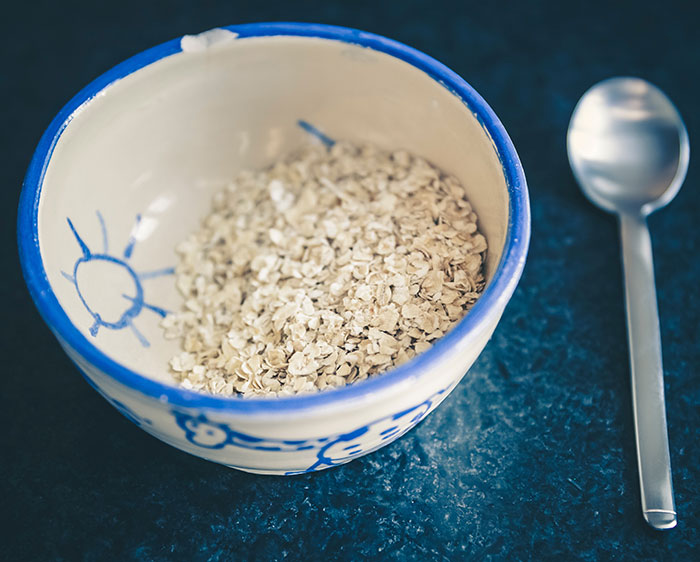Para preparar granola suele utilizarse una base de ingredientes como los copos de avena.